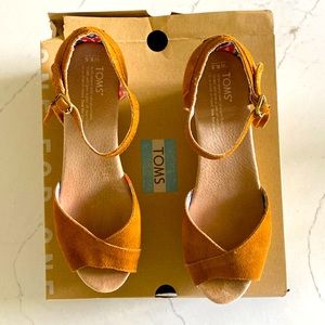 TOM’s Suede Festival Fringe Platform Wedge -LIKE NEW -8.5